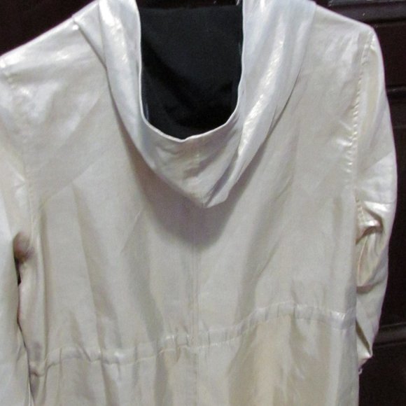 Chico's Zenergy Lightweight Gold Shine Anorak Polyester Jacket sz 1 = Med/8 NWT - Picture 7 of 10